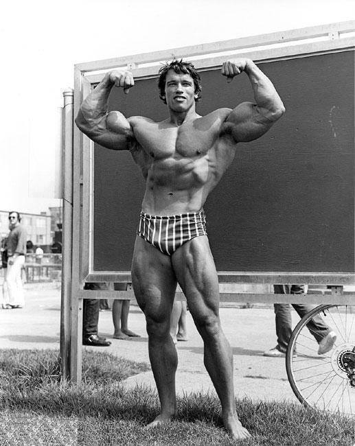 Arnold Schwarzenegger posing under the guidance of Joe Weider in Gold's  Gym, 1974. | Instagram